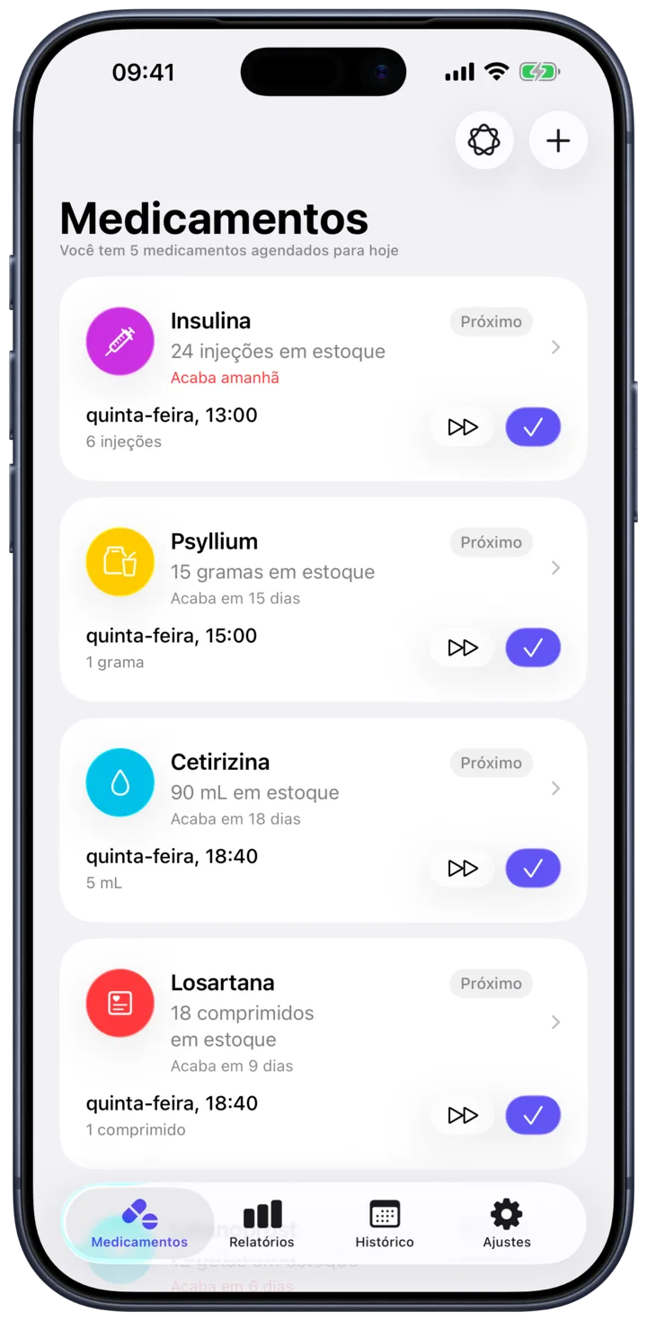 A lista de medicamentos do MeuMedicamento com quatro remédios, seus próximos horários e o estoque restante.